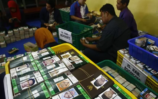 Calon jamaah haji Kediri menyiapkan dokumen untuk perekaman biometrik